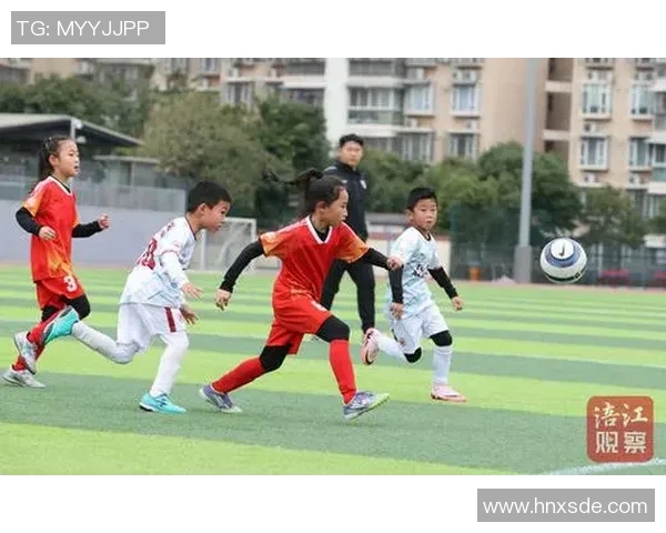 水城绿茵场上的激情碰撞足球梦想在水中绽放的美丽瞬间